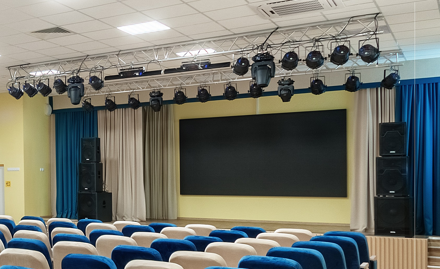 Примеры реализованных актовых залов