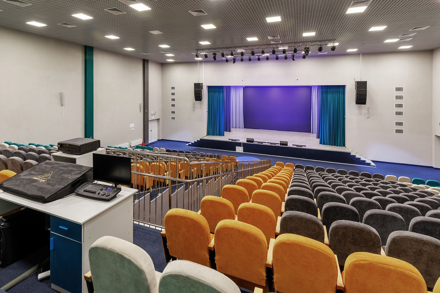 Примеры реализованных актовых залов