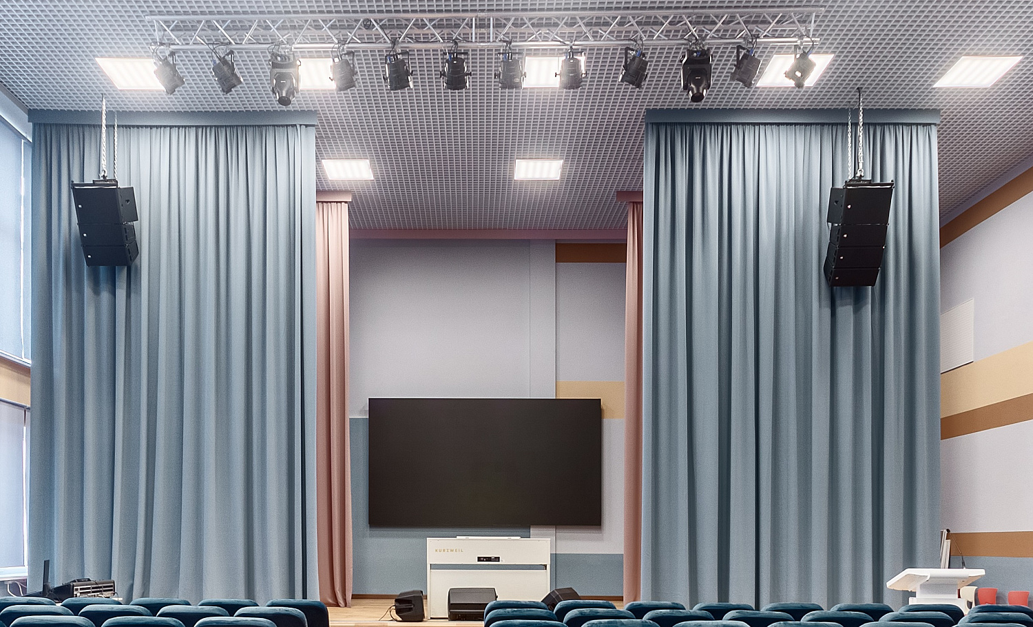 Примеры реализованных актовых залов